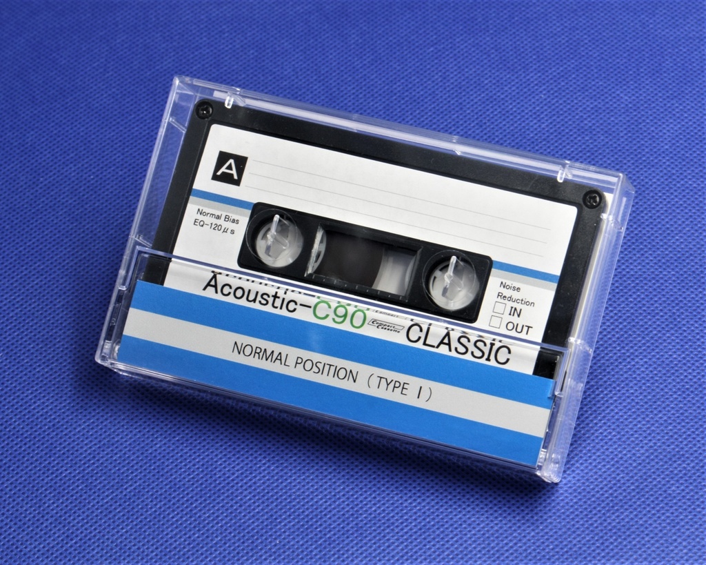 Acoustic＜アコースティックⅡ＞レトロ調デザインのカセットテープ