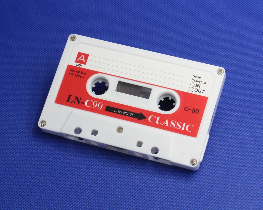 C90・LN<白ハーフ+赤ラベル>レトロ調デザインのカセットテープ