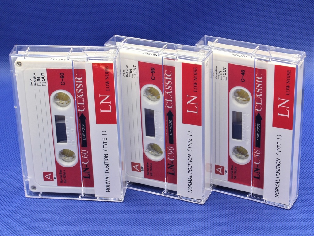 C90・LN<白ハーフ+赤ラベル>レトロ調デザインのカセットテープ
