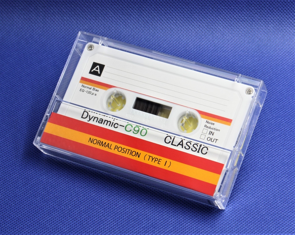 Dynamic＜白ハーフ＋赤ストライプ＞レトロ調デザインのカセットテープ