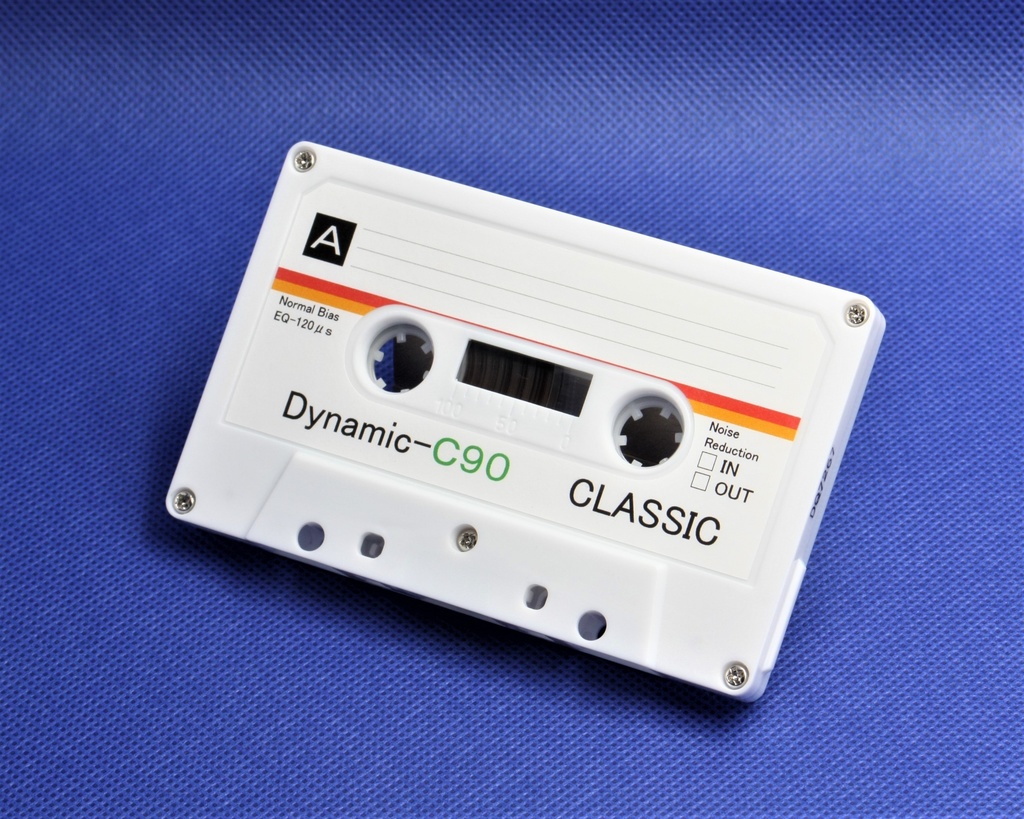 C90・Dynamic<白ハーフ+赤ストライプ>レトロ調デザインのカセットテープ