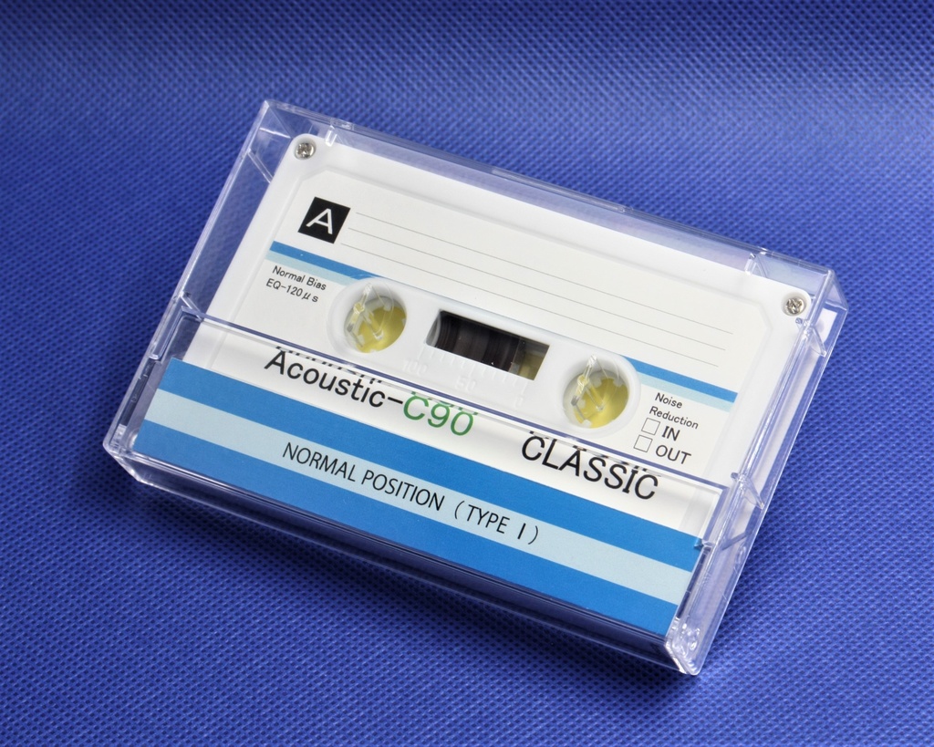 Acoustic＜白ハーフ＋青ストライプ＞レトロ調デザインのカセットテープ
