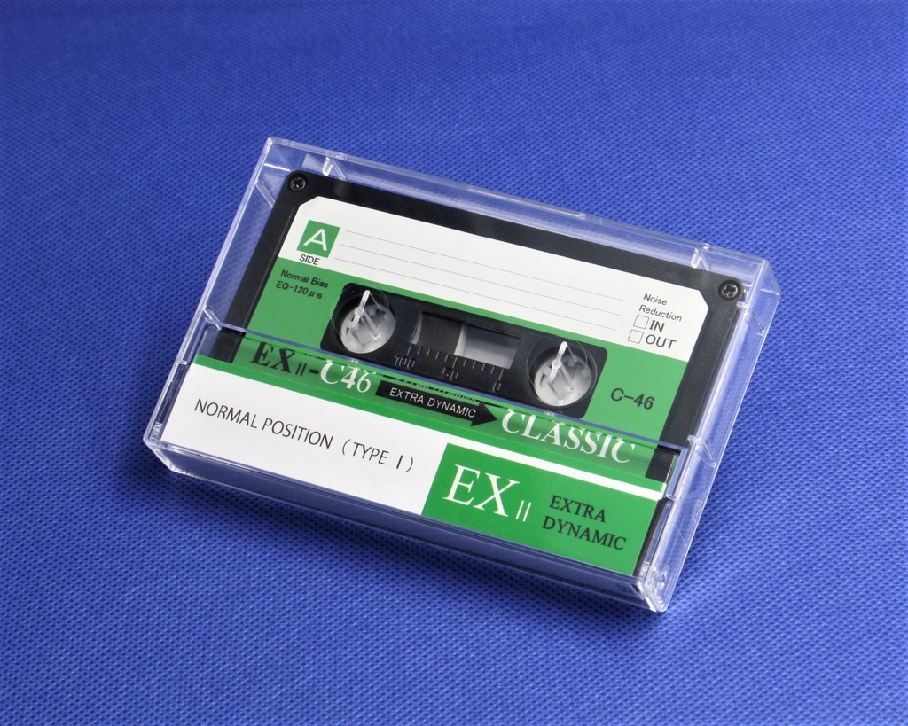 C46＜EXⅡ：黒ハーフ＋緑ラベル＞レトロ調デザインのカセットテープ