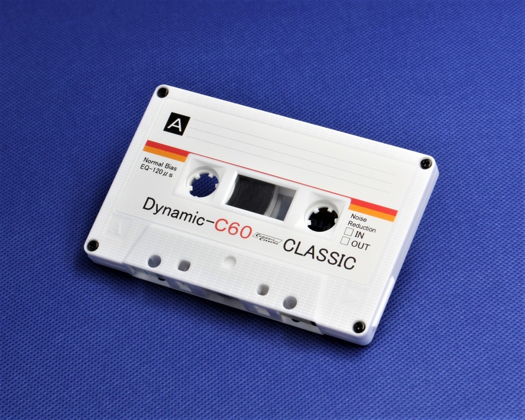 <Dynamic:ダイナミック.R2>レトロ調デザインのカセットテープ