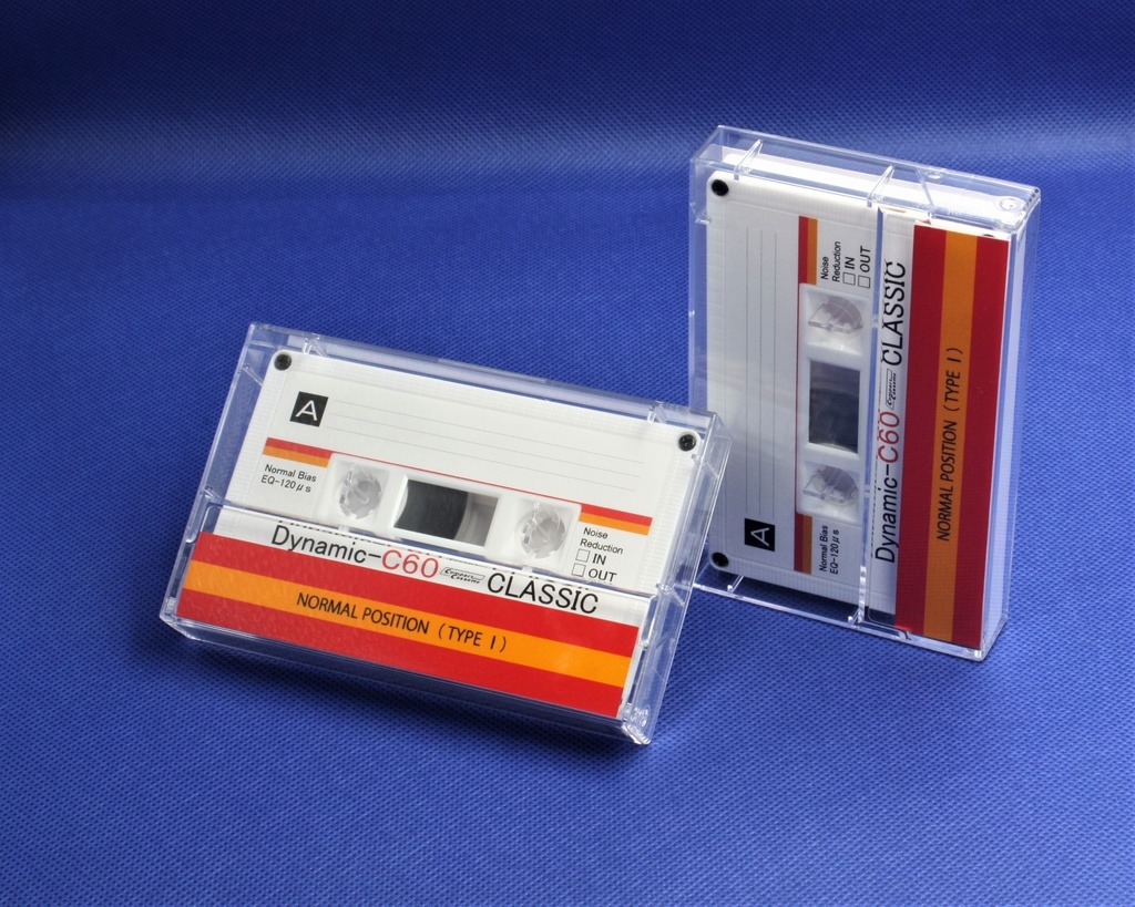 <Dynamic:ダイナミック.R2>レトロ調デザインのカセットテープ