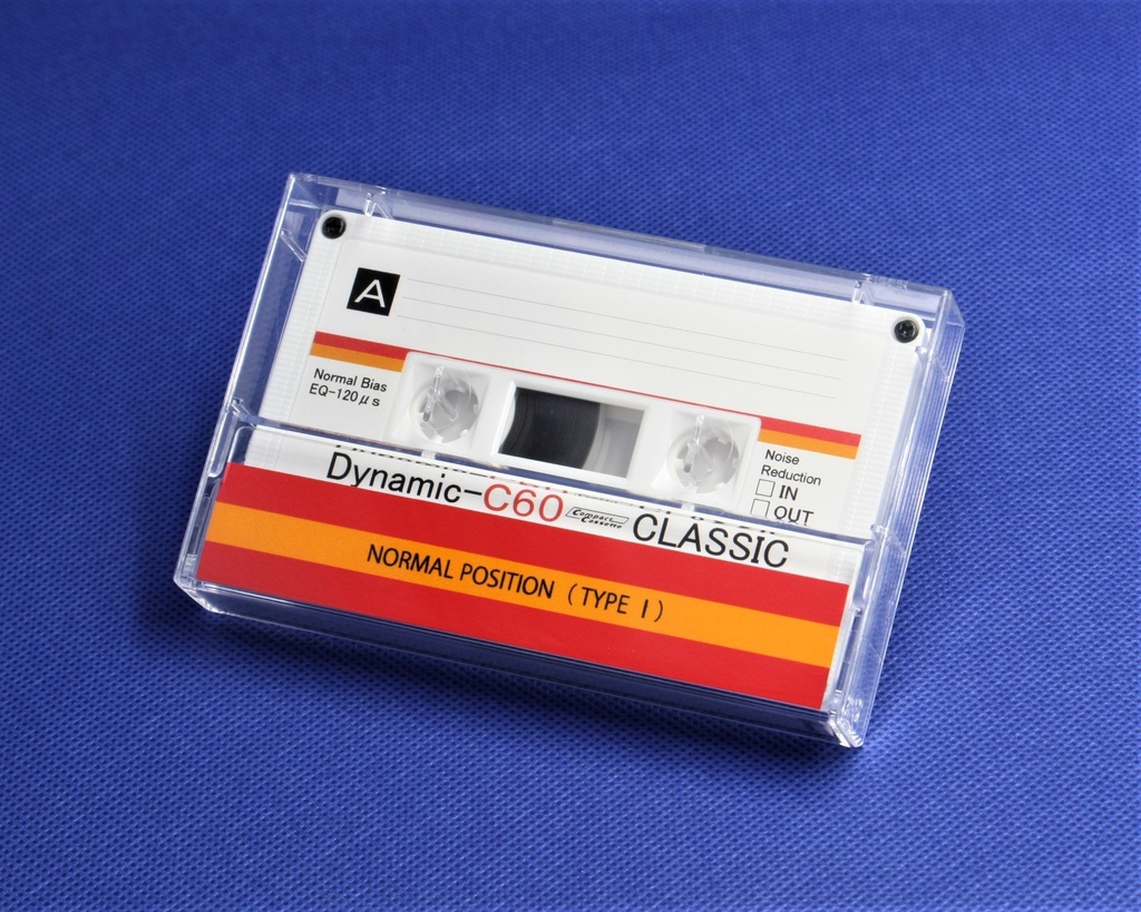 ＜Dynamic：ダイナミック.R2＞レトロ調デザインのカセットテープ