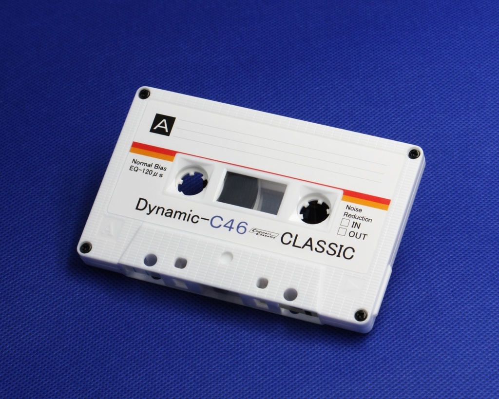<Dynamic:ダイナミック.R2>レトロ調デザインのカセットテープ