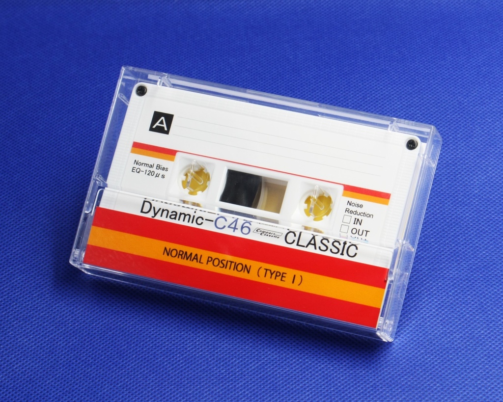 <Dynamic:ダイナミック.R2>レトロ調デザインのカセットテープ