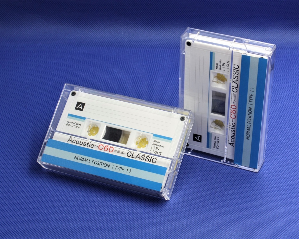 <Acoustic:アコースティックホワイト.R2>レトロ調デザインのカセットテープ