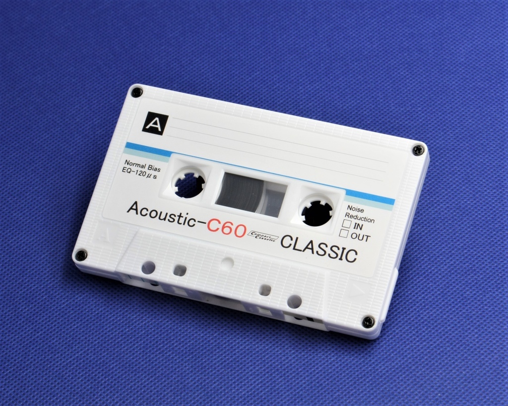 <Acoustic:アコースティックホワイト.R2>レトロ調デザインのカセットテープ