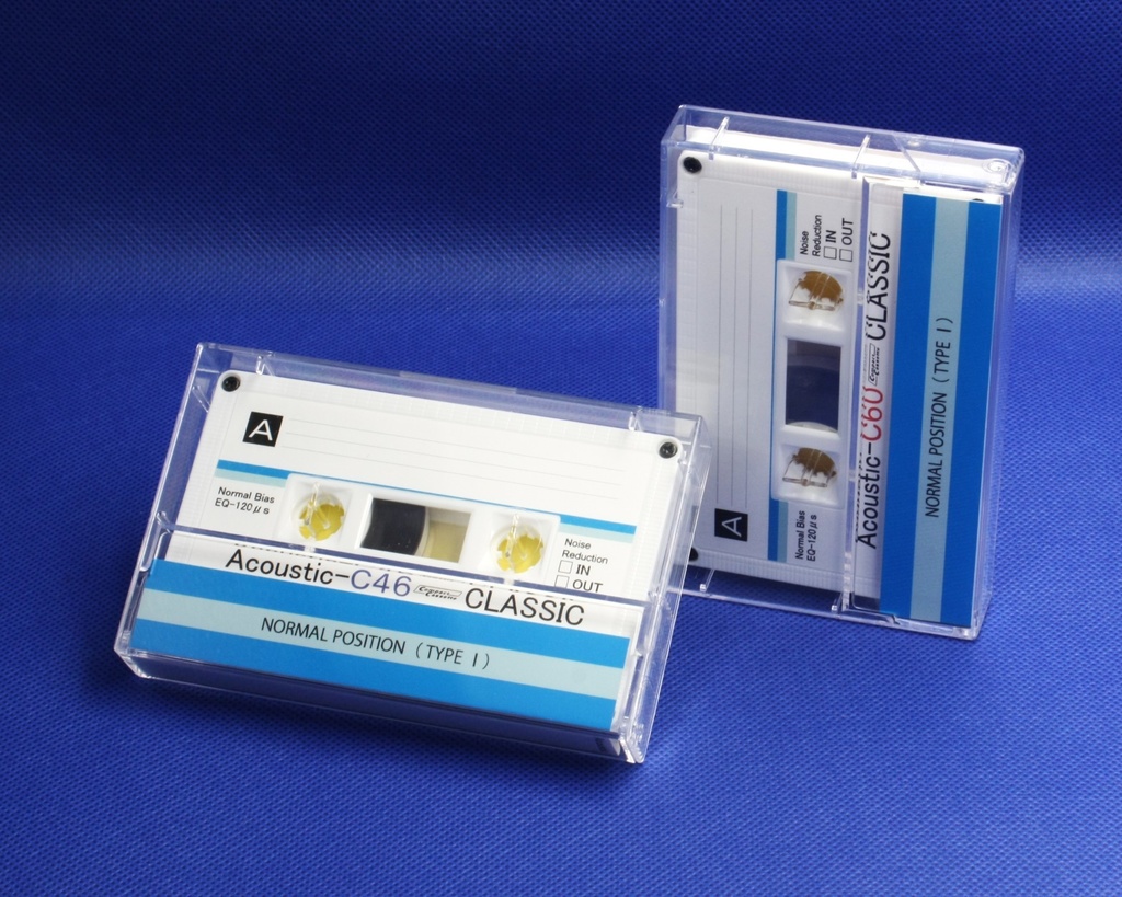 <Acoustic:アコースティックホワイト.R2>レトロ調デザインのカセットテープ