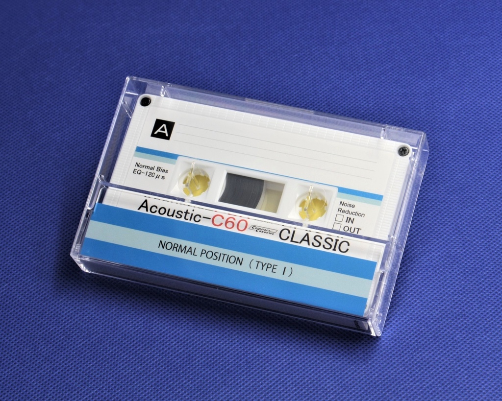 <Acoustic:アコースティックホワイト.R2>レトロ調デザインのカセットテープ