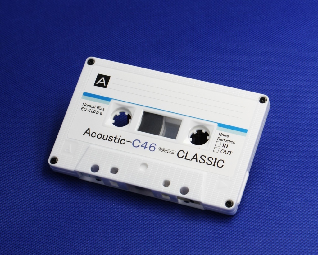 <Acoustic:アコースティックホワイト.R2>レトロ調デザインのカセットテープ