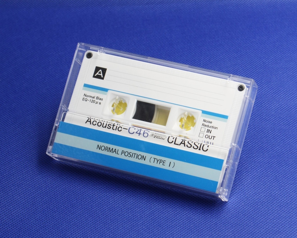 <Acoustic:アコースティックホワイト.R2>レトロ調デザインのカセットテープ