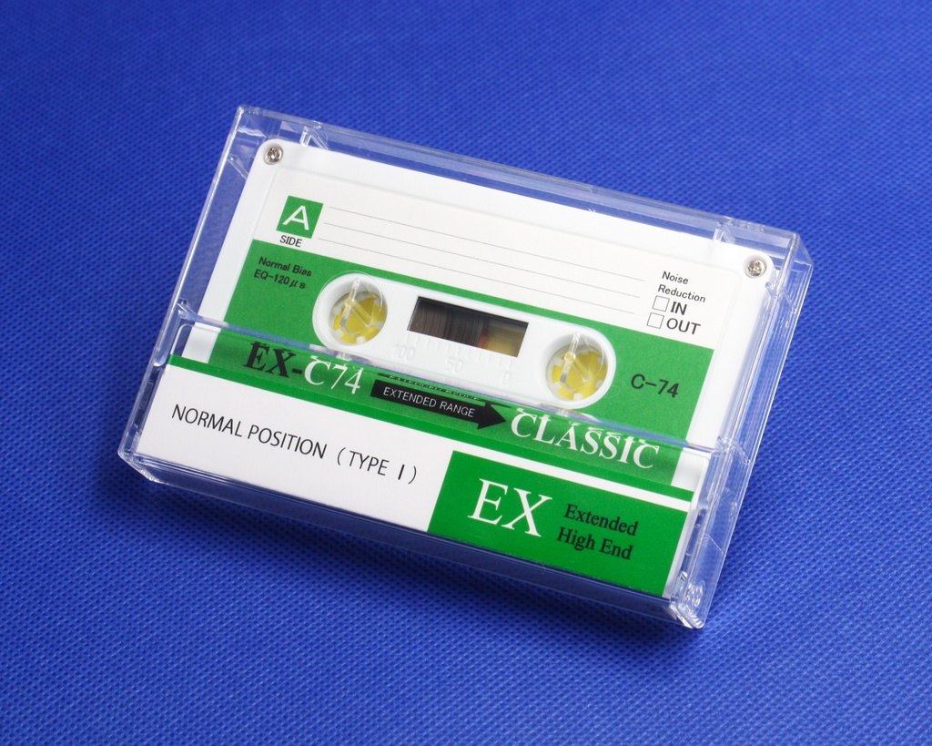 C74＜EX：白ハーフ＋緑ラベル.R4＞レトロ調デザインのカセットテープ