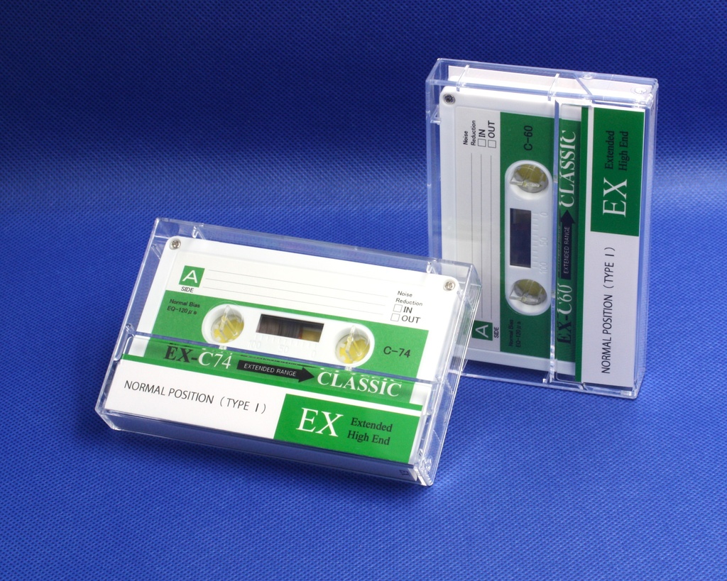 C74<EX:白ハーフ+緑ラベル.R4>レトロ調デザインのカセットテープ
