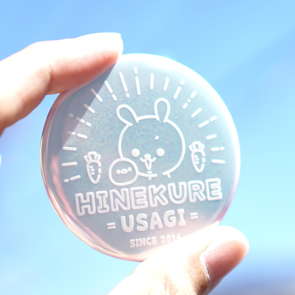 ひねくれうさぎオーロラ缶バッジ(57mm)