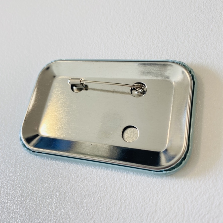 ひねくれうさぎ長方形缶バッジ(全2種)