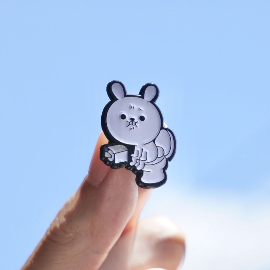 ひねくれうさぎエナメルピンバッジ