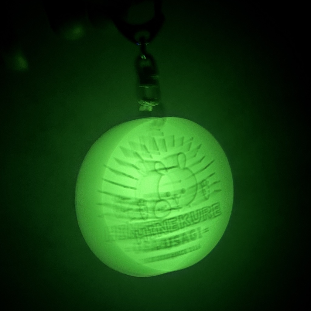 ひねくれうさぎ蓄光アクリルキーホルダー