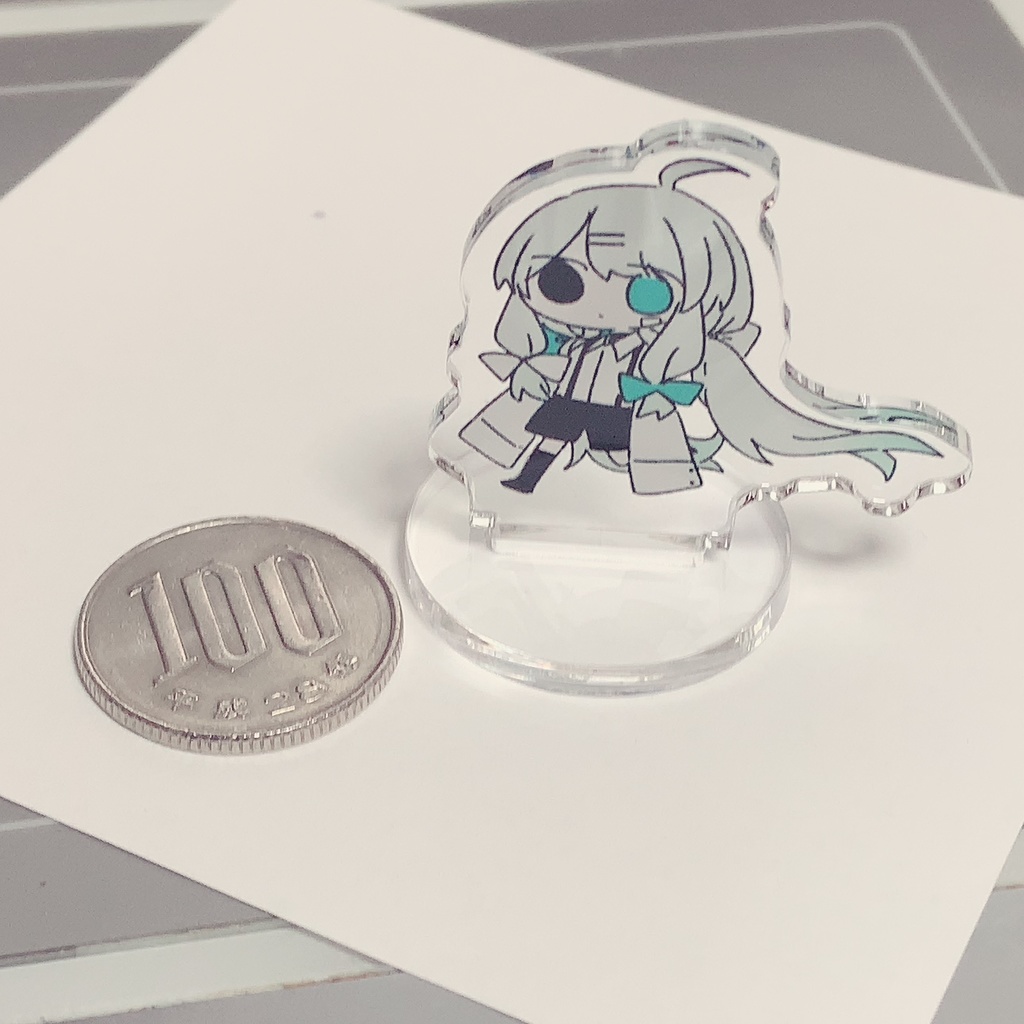 机の上を走るリカちゃんスタンド