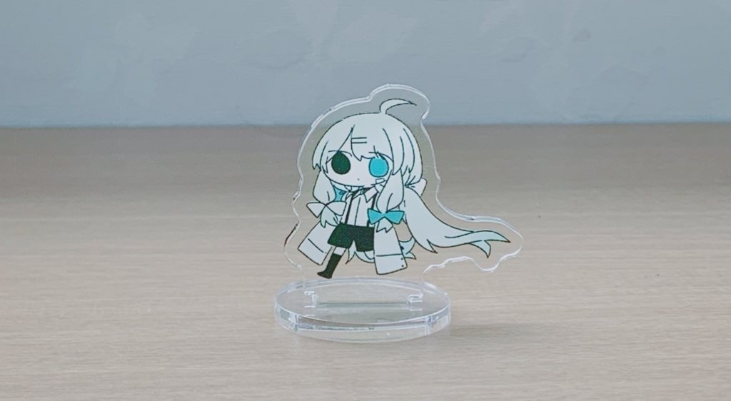 机の上を走るリカちゃんスタンド