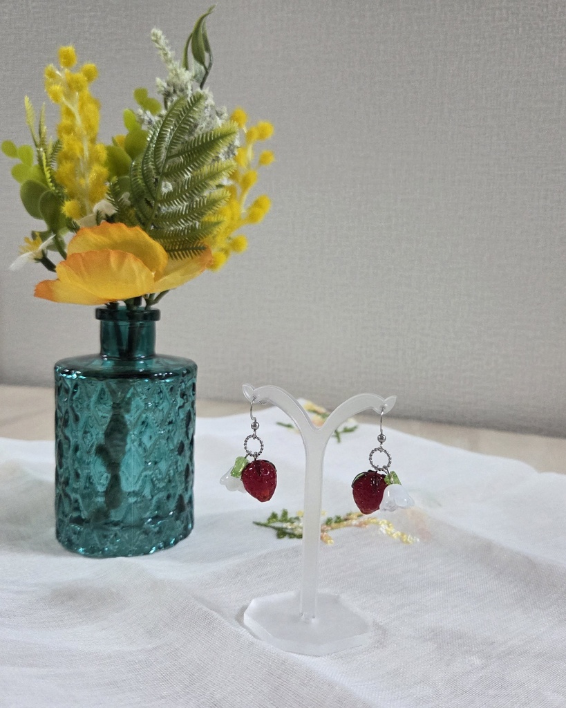 Glass Series~春色イチゴの揺れるピアス~ 【金属アレルギー対応】(サージカルステンレス)