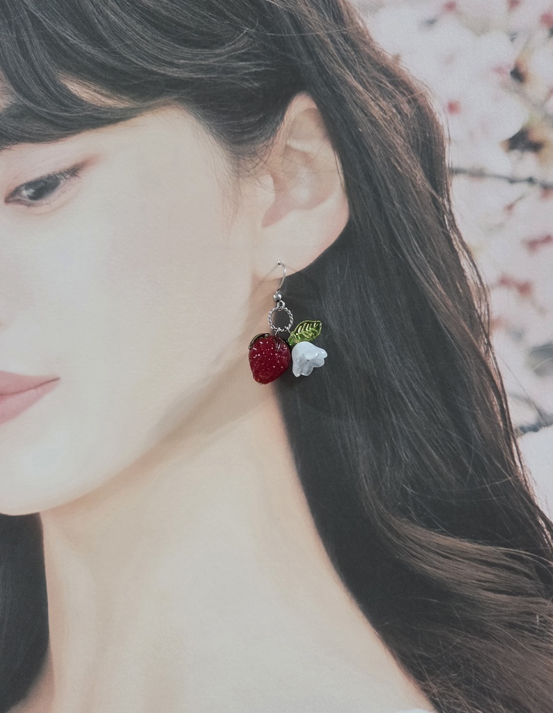 Glass Series~春色イチゴの揺れるピアス~ 【金属アレルギー対応】(サージカルステンレス)