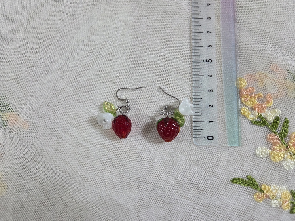 Glass Series~春色イチゴの揺れるピアス~ 【金属アレルギー対応】(サージカルステンレス)