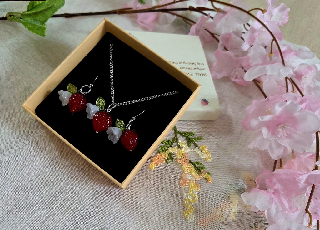 Glass Series~春色イチゴの揺れるピアス~ 【金属アレルギー対応】(サージカルステンレス)