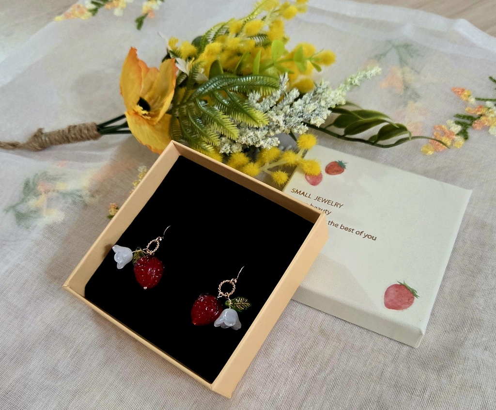Glass Serie​s～春色イチゴの揺れるピアス～  【金属アレルギー対応】（サージカルステンレス）