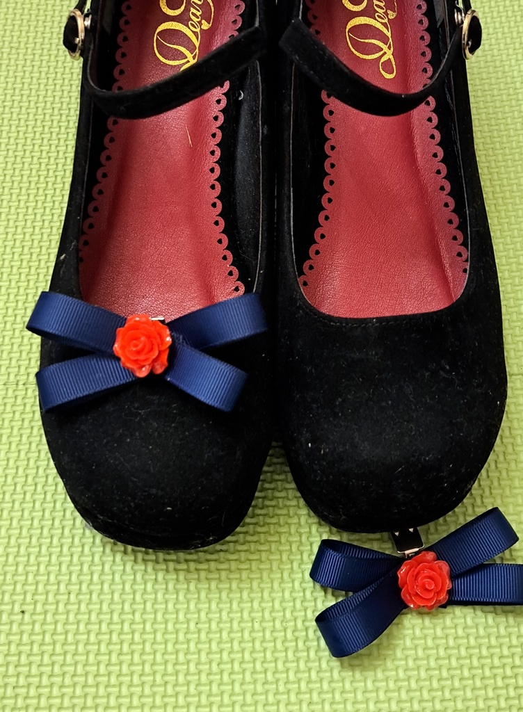 赤薔薇のシューズクリップ(青)