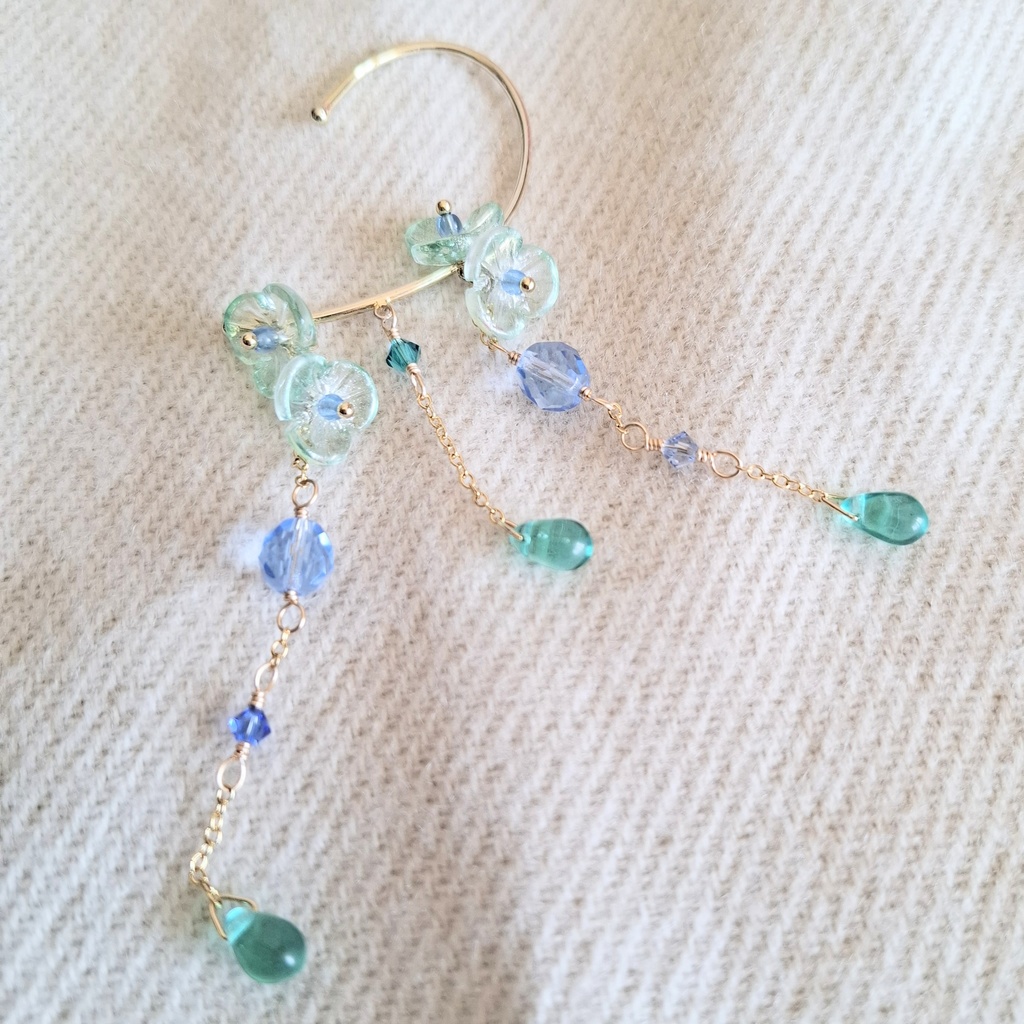 イヤーフック 春~芽吹き~ガラスの花 前撮りやイベント、お出掛けに。一点物アクセサリー