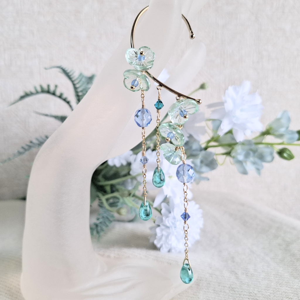 イヤーフック 春~芽吹き~ガラスの花 前撮りやイベント、お出掛けに。一点物アクセサリー