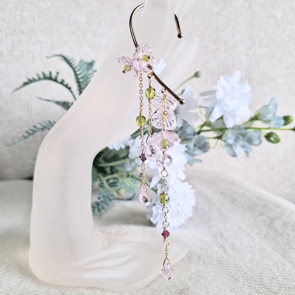 イヤーフック 春~花舞う~ガラスの花 前撮りやイベント、お出掛けに。一点物アクセサリー