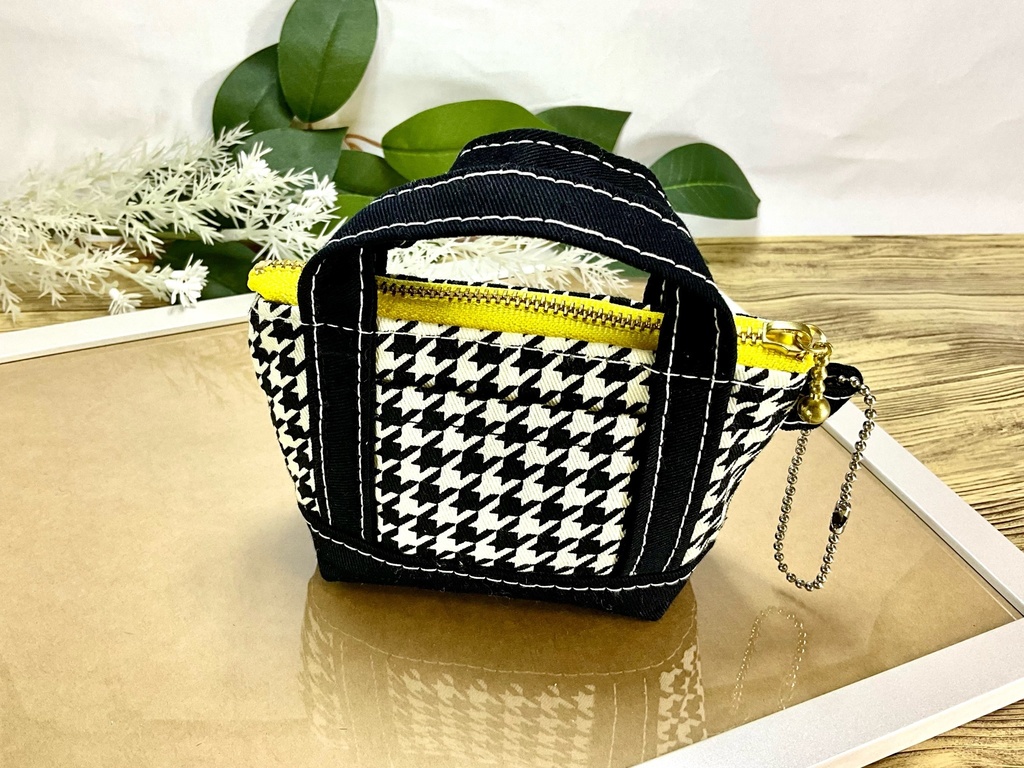 P4モチーフトートバック風ミニファスナーポーチ