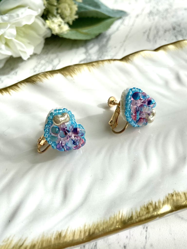 beans-豆- ビーズ刺繍 ピアス/イヤリング 藤色と水色