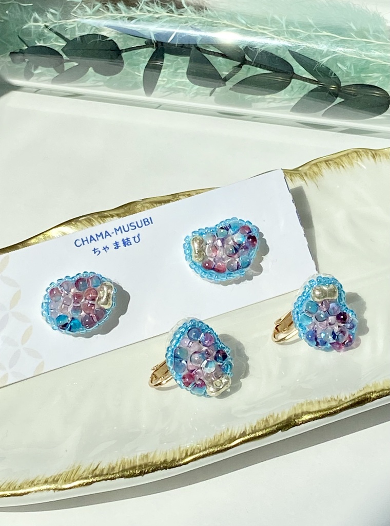 beans-豆- ビーズ刺繍 ピアス/イヤリング 藤色と水色