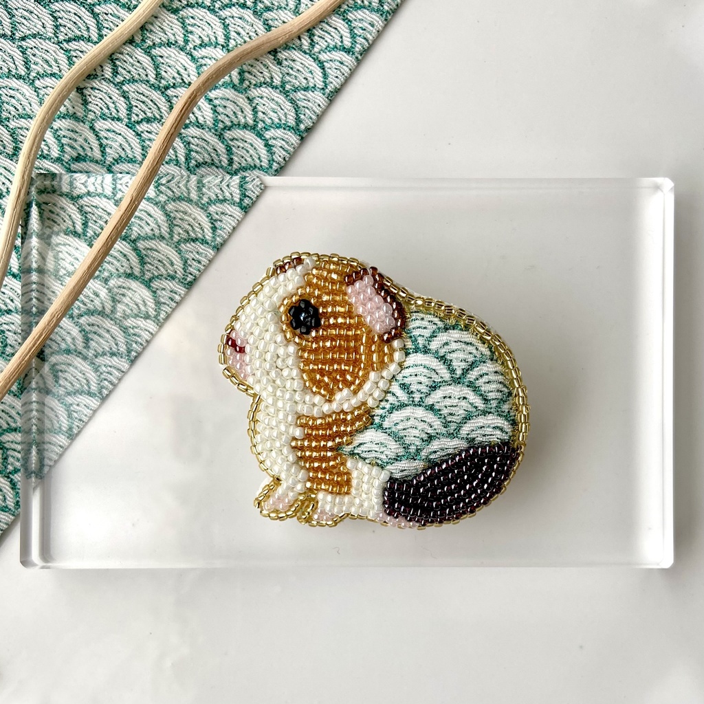 和風 モルモット ビーズ刺繍ブローチ
