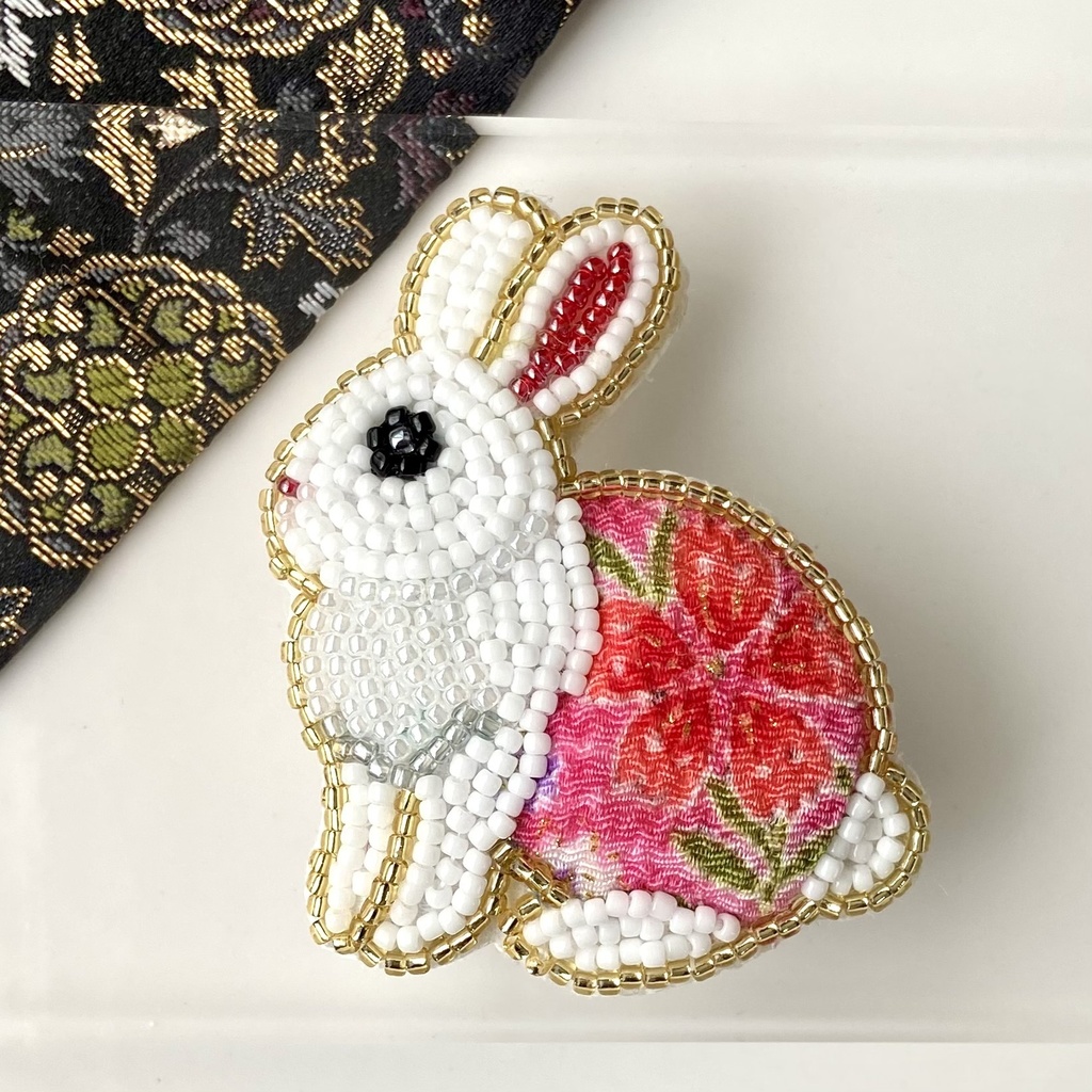 和風 うさぎ ビーズ刺繍ブローチ