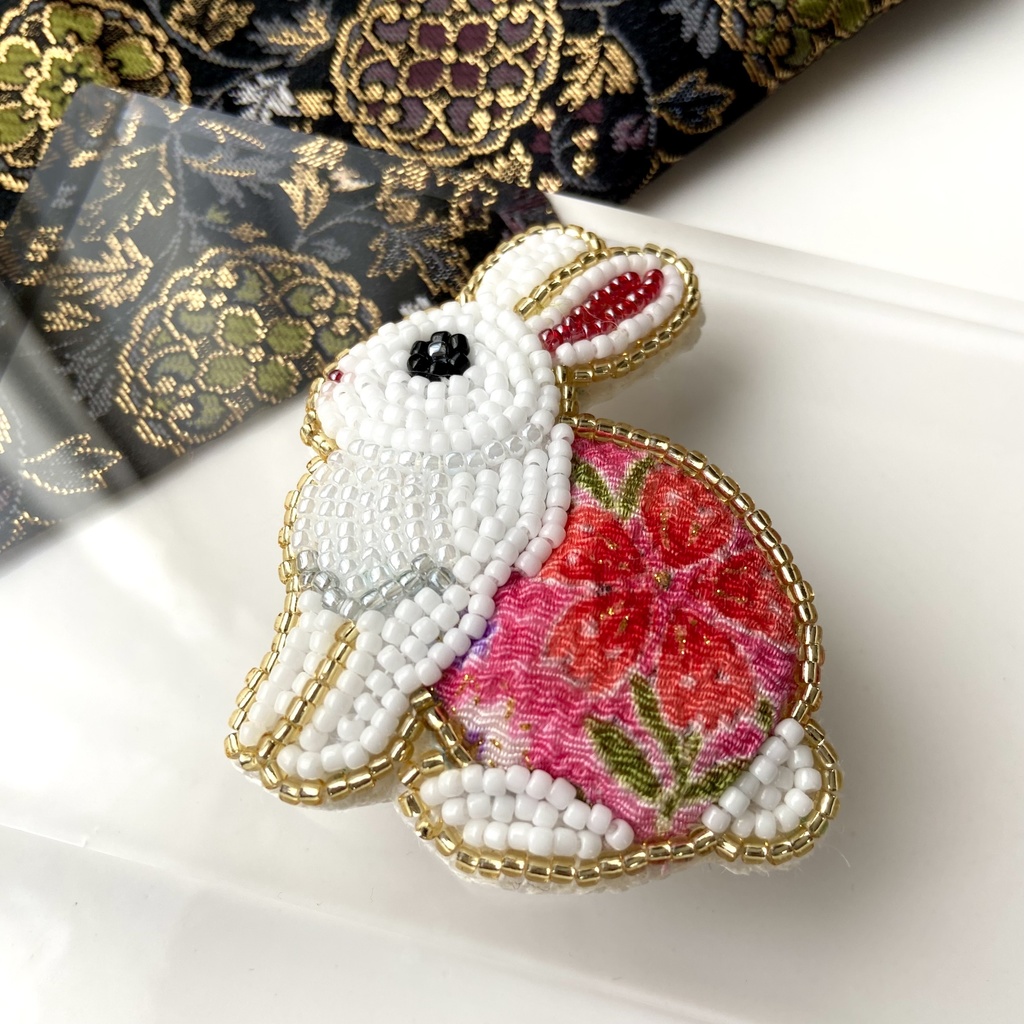 和風 うさぎ ビーズ刺繍ブローチ