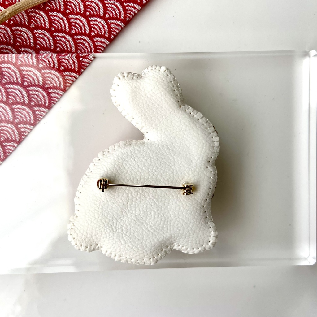 和風 うさぎ ビーズ刺繍ブローチ