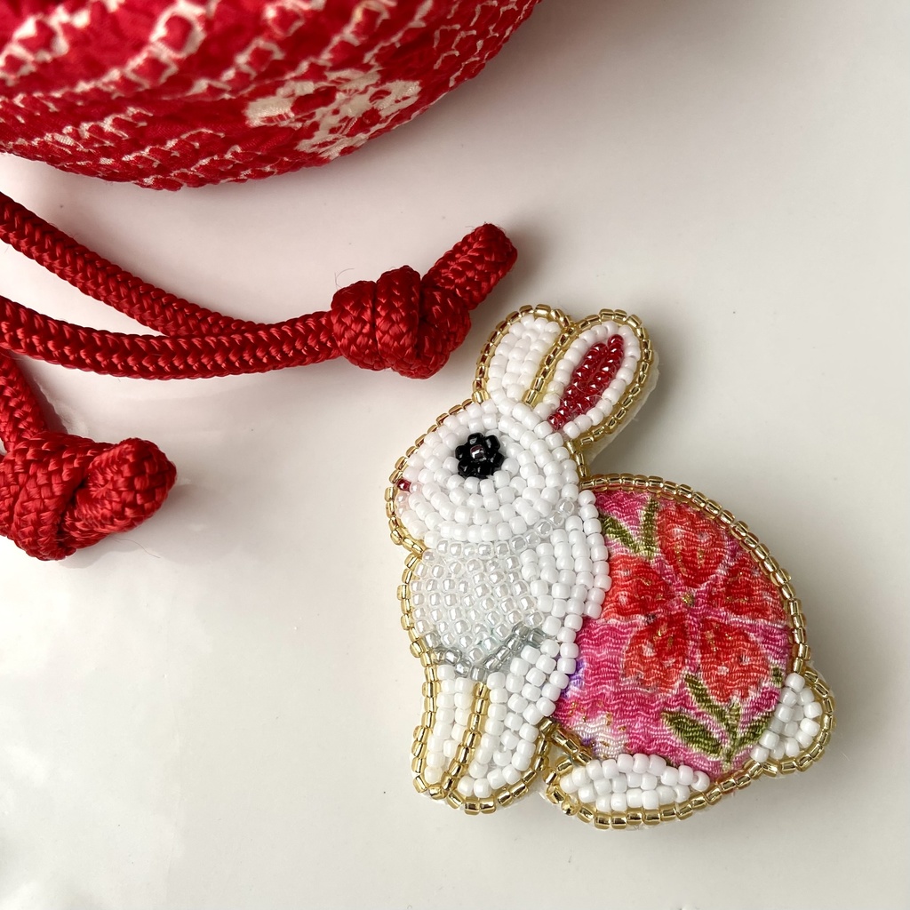 和風 うさぎ ビーズ刺繍ブローチ