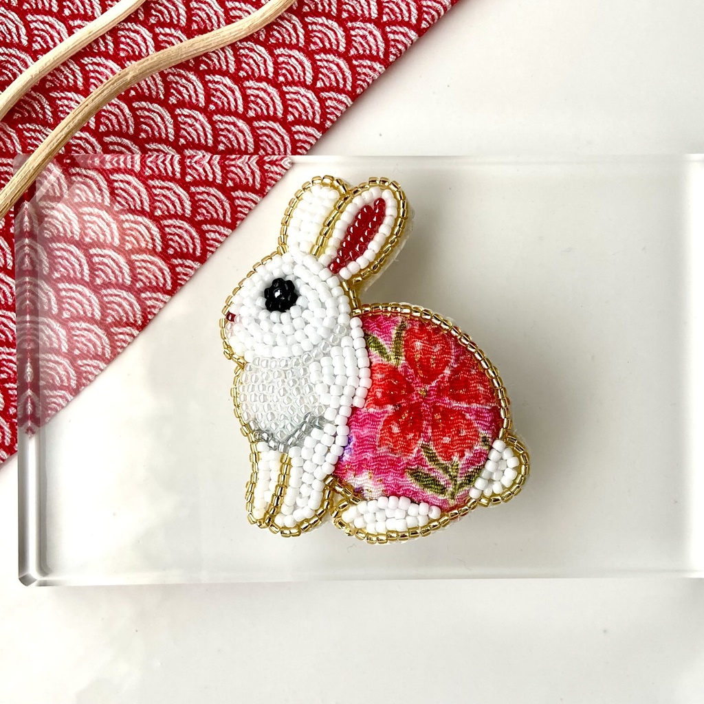 和風 うさぎ ビーズ刺繍ブローチ
