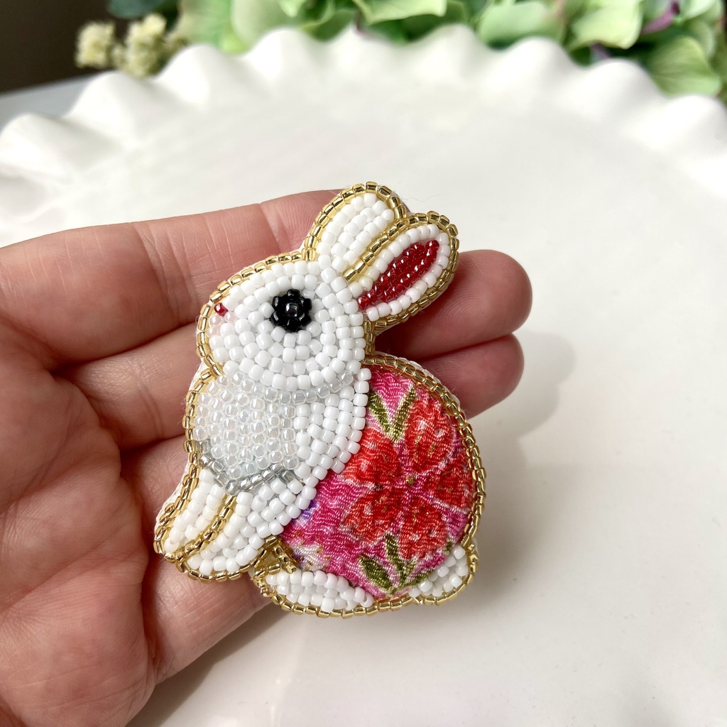 和風 うさぎ ビーズ刺繍ブローチ