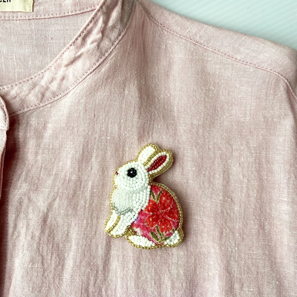 和風 うさぎ ビーズ刺繍ブローチ