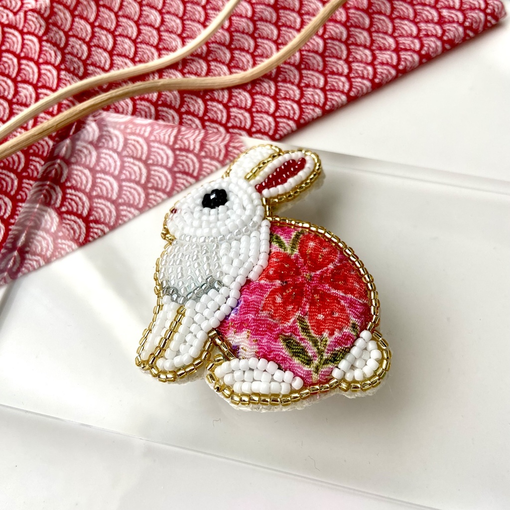 和風 うさぎ ビーズ刺繍ブローチ