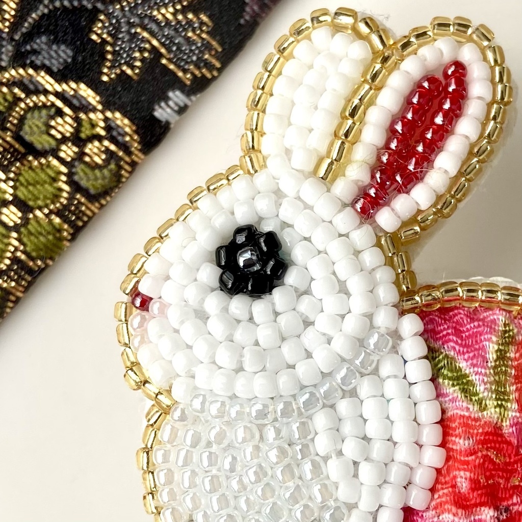 和風 うさぎ ビーズ刺繍ブローチ