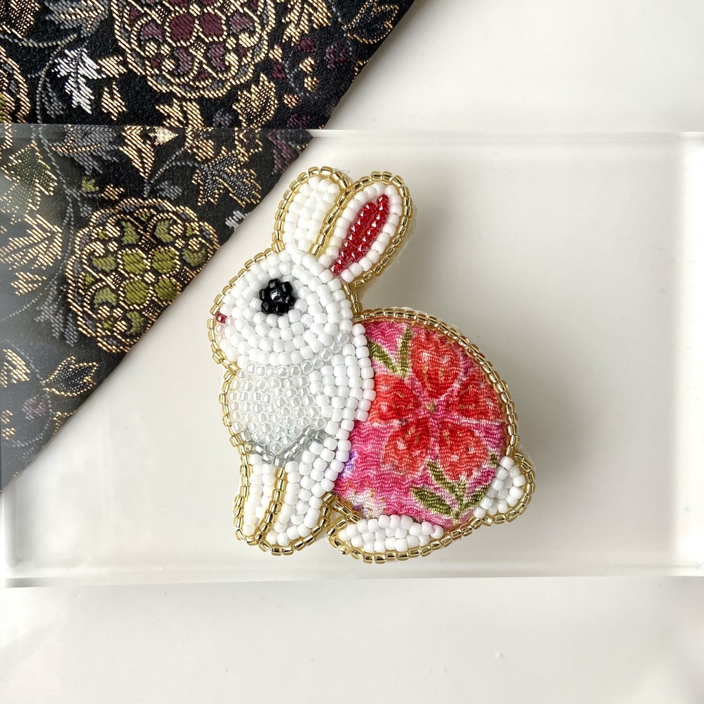 和風 うさぎ ビーズ刺繍ブローチ