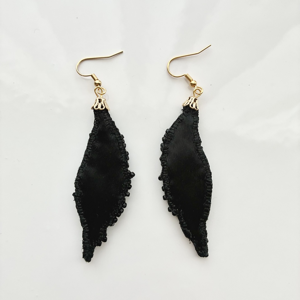 黒羽のピアス|ゲナウイメージ